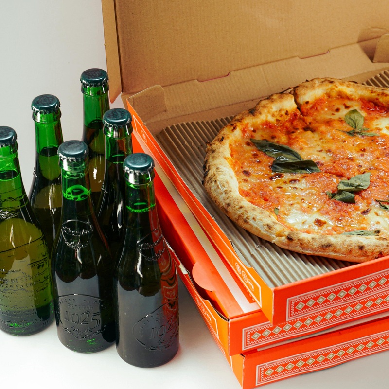 A Margherita Fior Di Latte Pizza & 6 Alhambra 1925 Beers